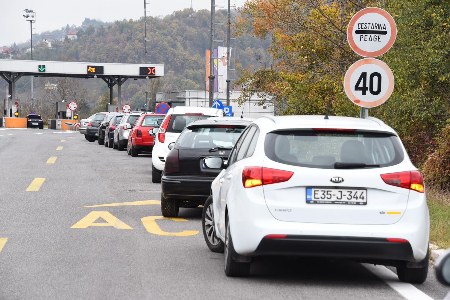 Velike gužve na naplatnim mjestima "Autocesta FBiH": Svi žele jeftiniju prodaju ACC TAG uređaja