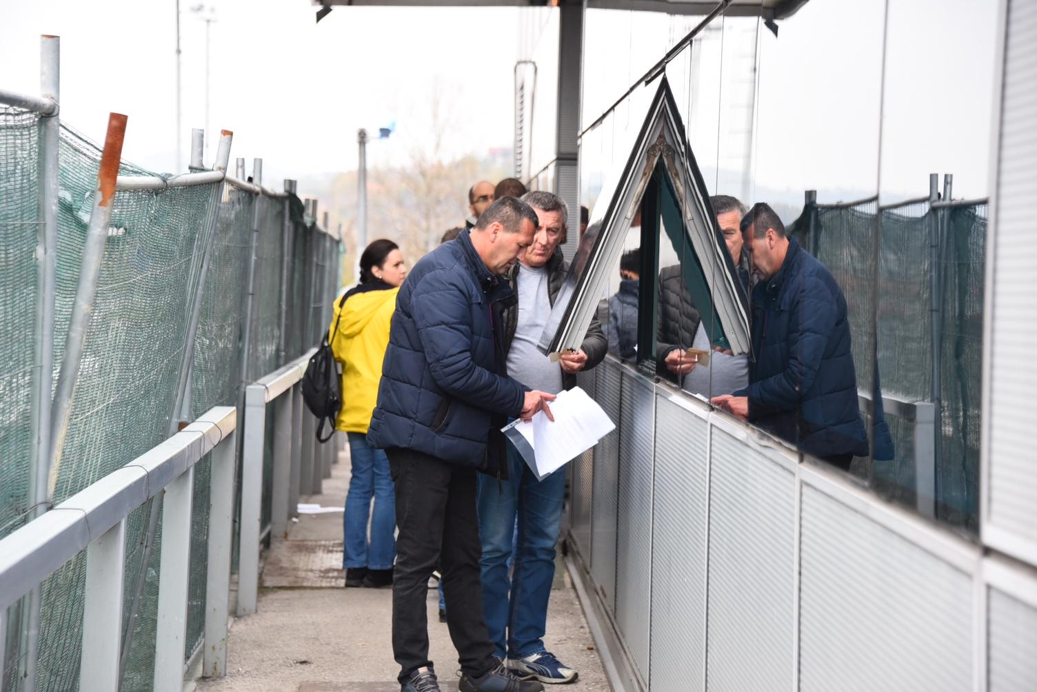 Ogromne gužve zbog akcijskih cijena uređaja - Avaz