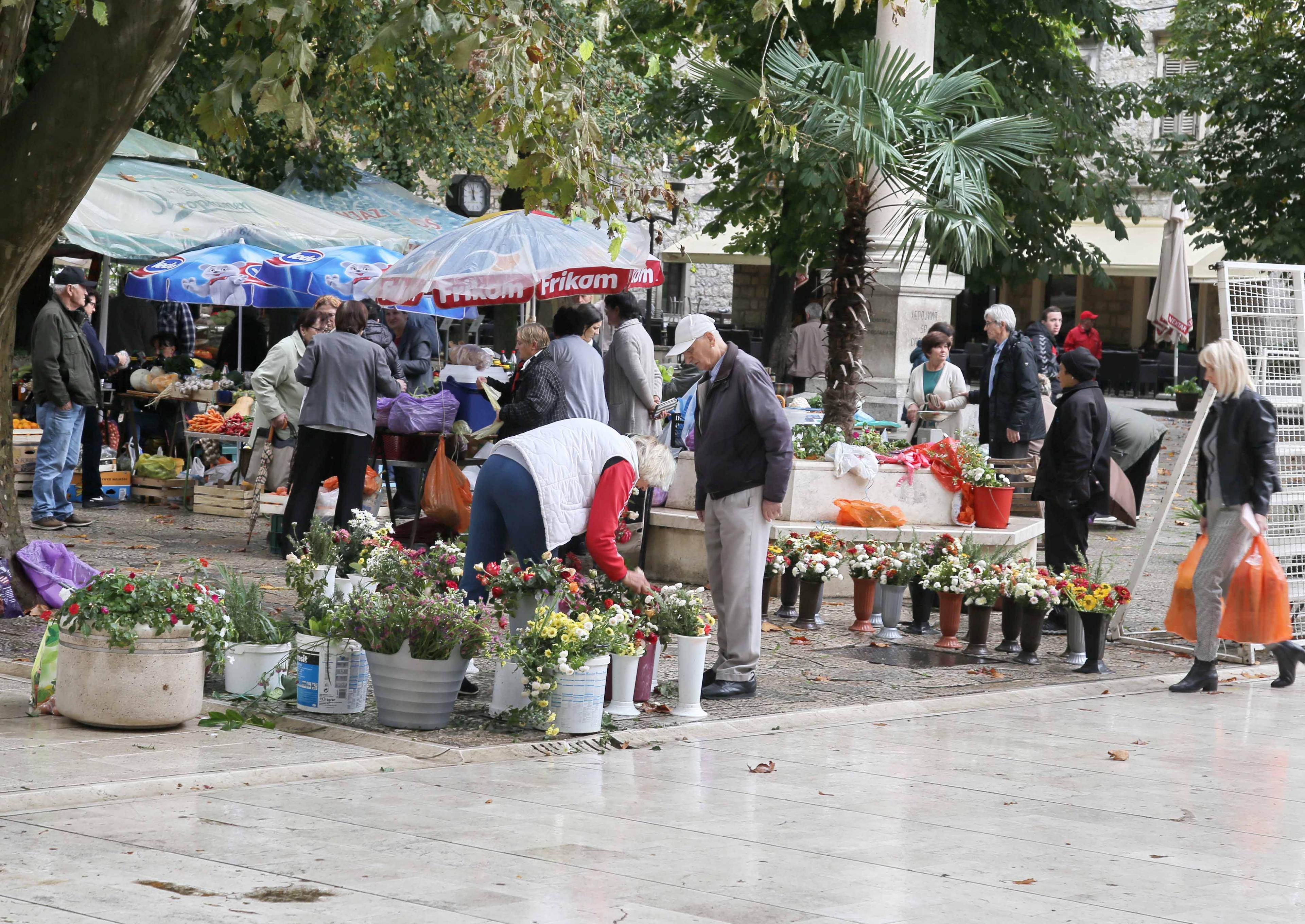 Ulice u Trebinju i dalje pune šetača - Avaz