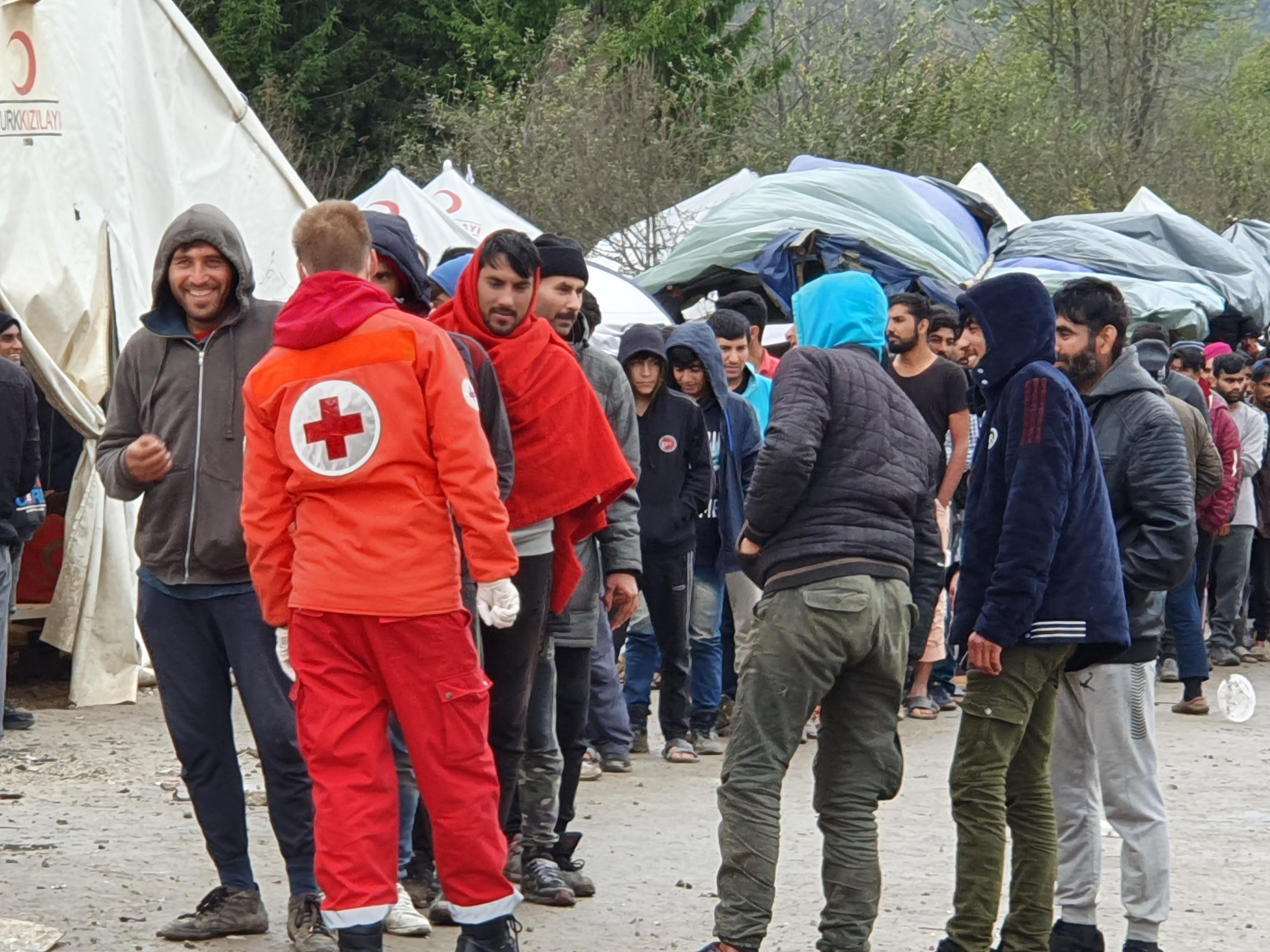 Volonteri Crvenog križa čuvaju red - Avaz