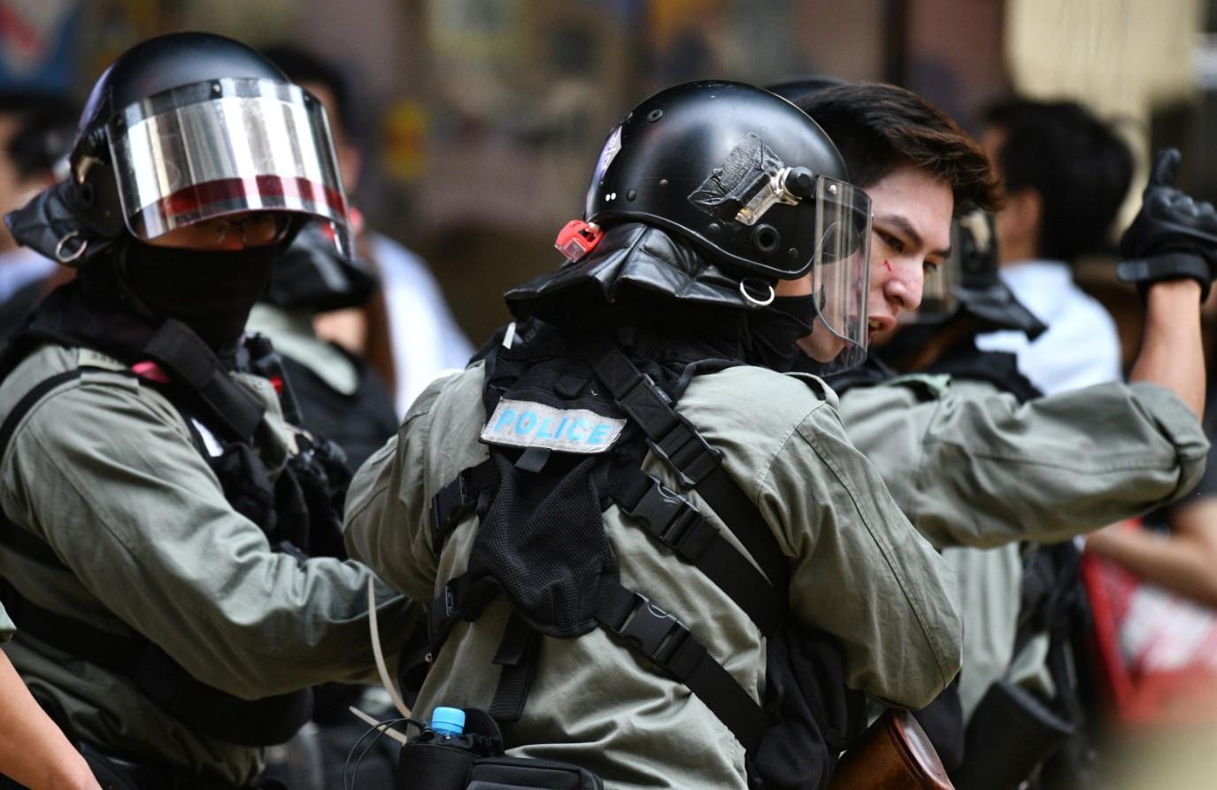 Policajac tokom nasilnih protesta u Hong Kongu pucao u demonstranta