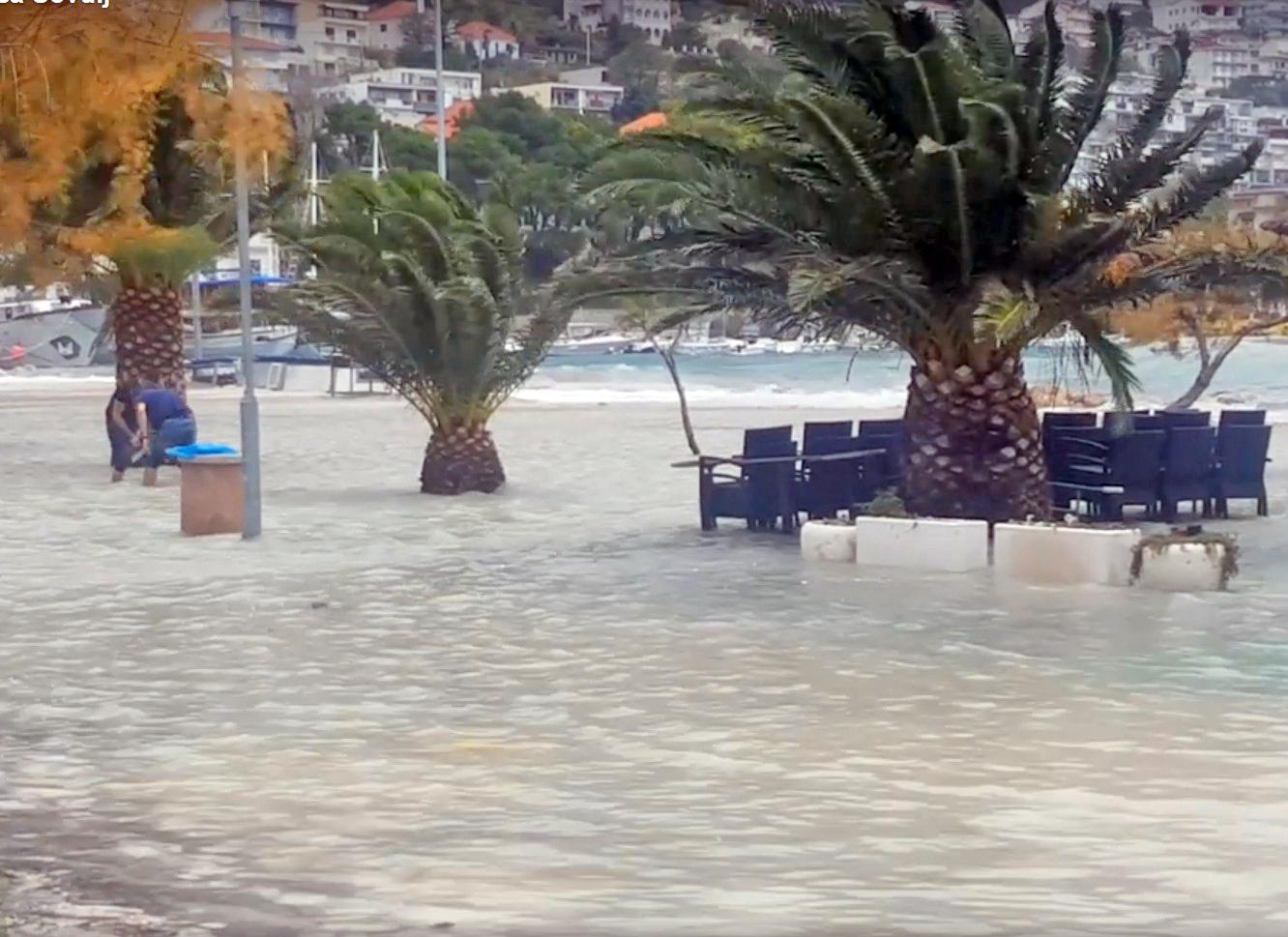 Poplavljene ulice, puše jak vjetar - Avaz