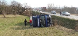 Čeka se dolazak dizalice koja će izvući kamion iz provalije - Avaz