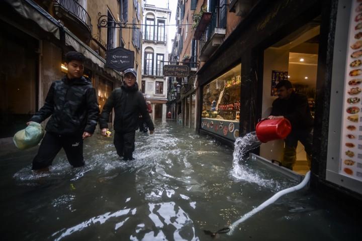 Haotično stanje u Veneciji: Najgore poplave u pola stoljeća, slijedi novi plimni val