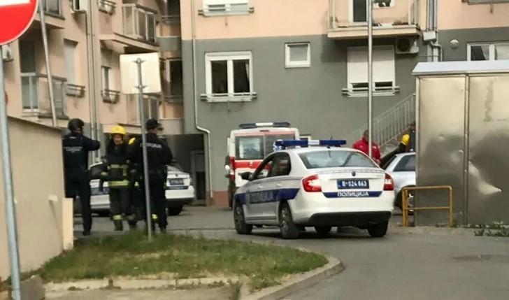 Talačka kriza na Voždovcu: Naoružani policajac zabarikadirao se u zgradi?