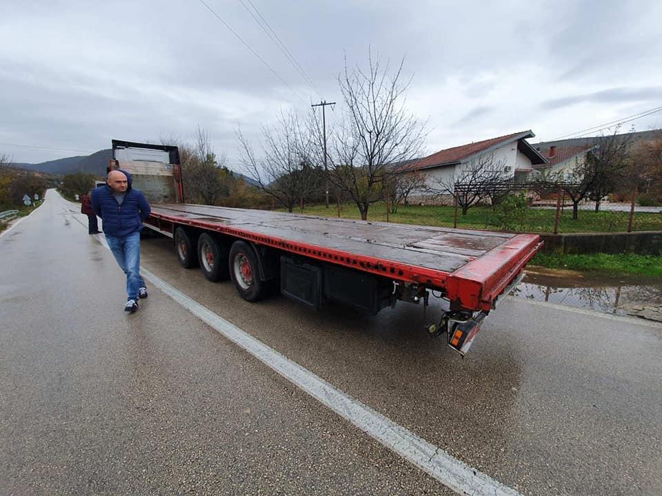 Automobil udario u tegljač - Avaz