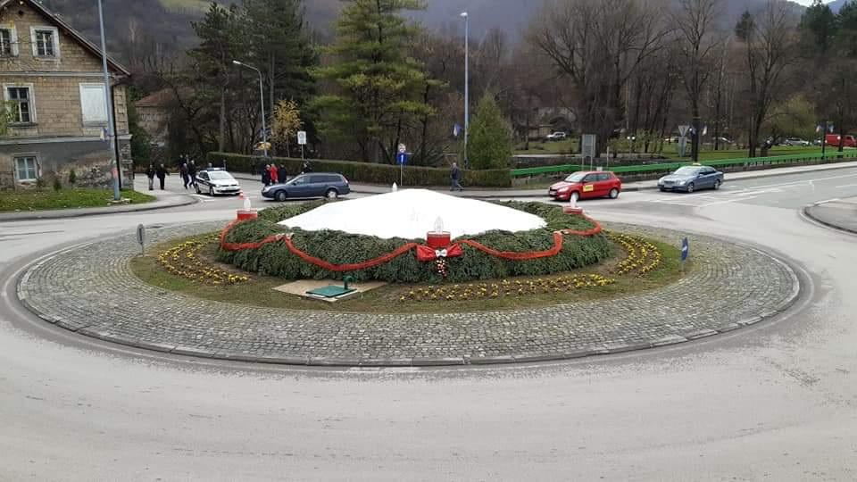 Postavljen veliki adventski vijenac