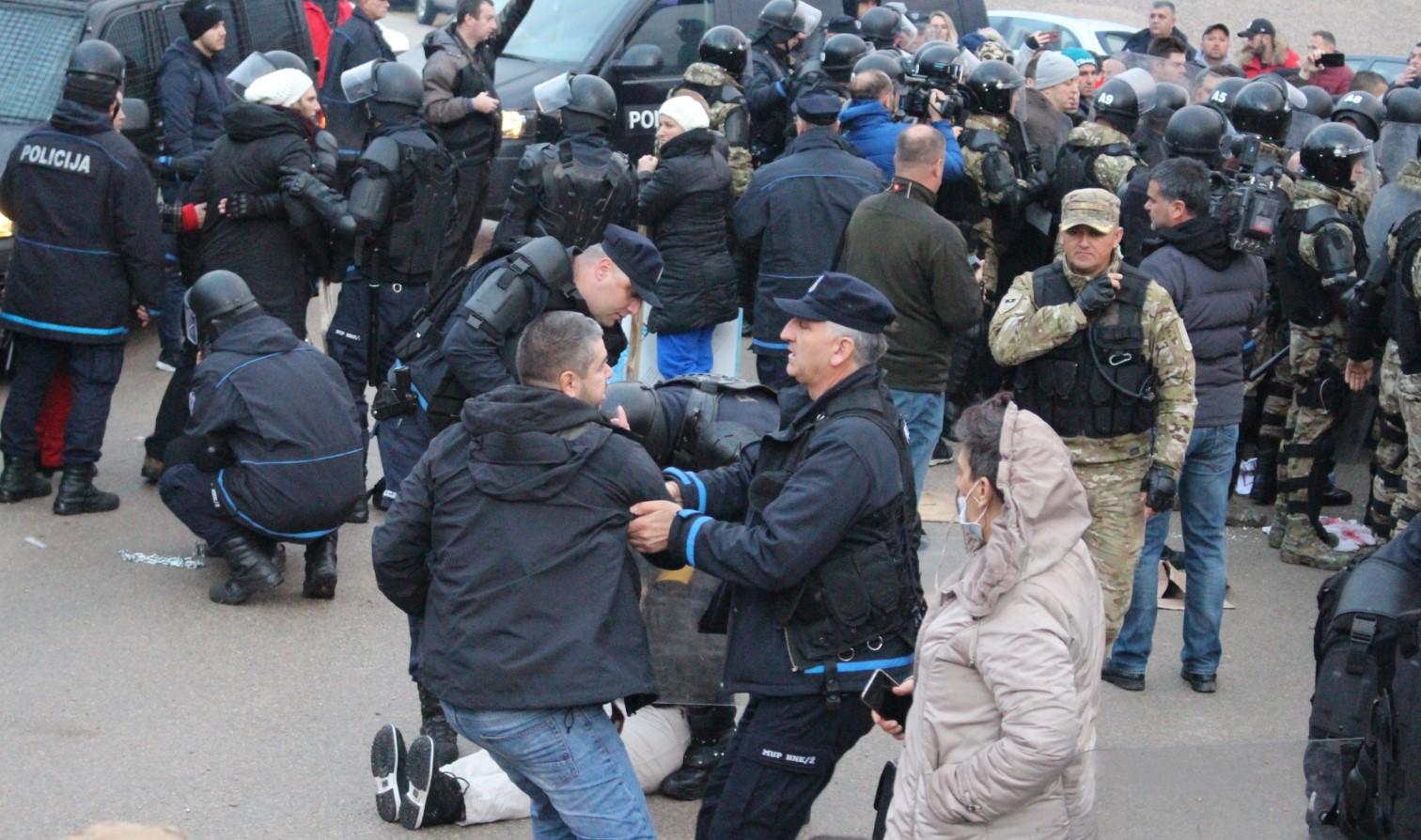 Dramatične fotografije sukoba policije i građana