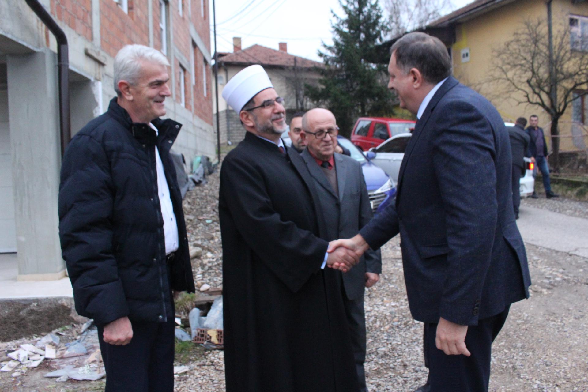 Dodik u Doboju: Islamskom centru u izgradnji donirao 100 hiljada maraka