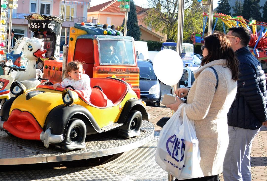 Djeca uživaju na ringišpilu - Avaz