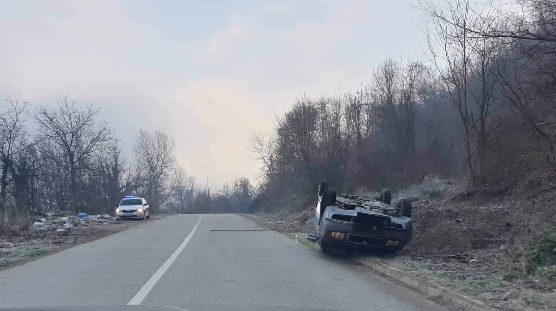 Nesreća kod Zavidovića: Prevrnuo se automobil na krov