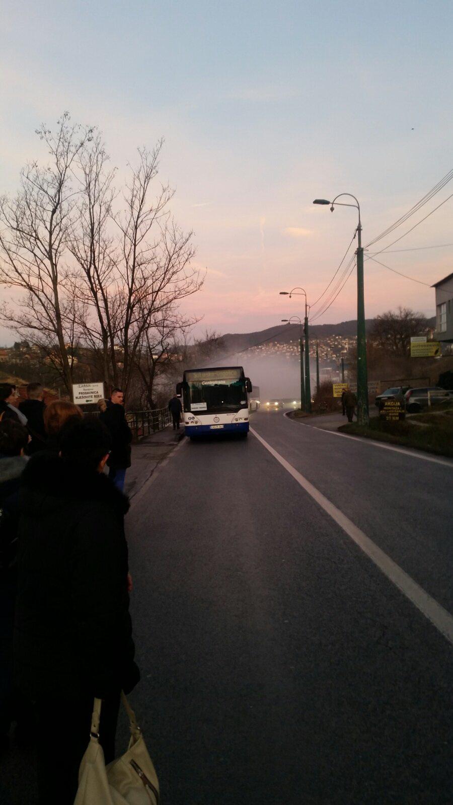 Zapalio se autobus u Hotonju, velike gužve u saobraćaju