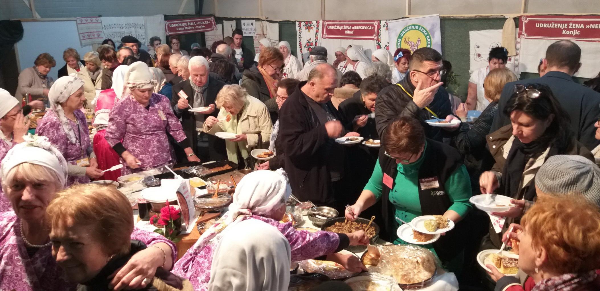 Svi su željeli probati tradicionalne bosanske specijalitete - Avaz