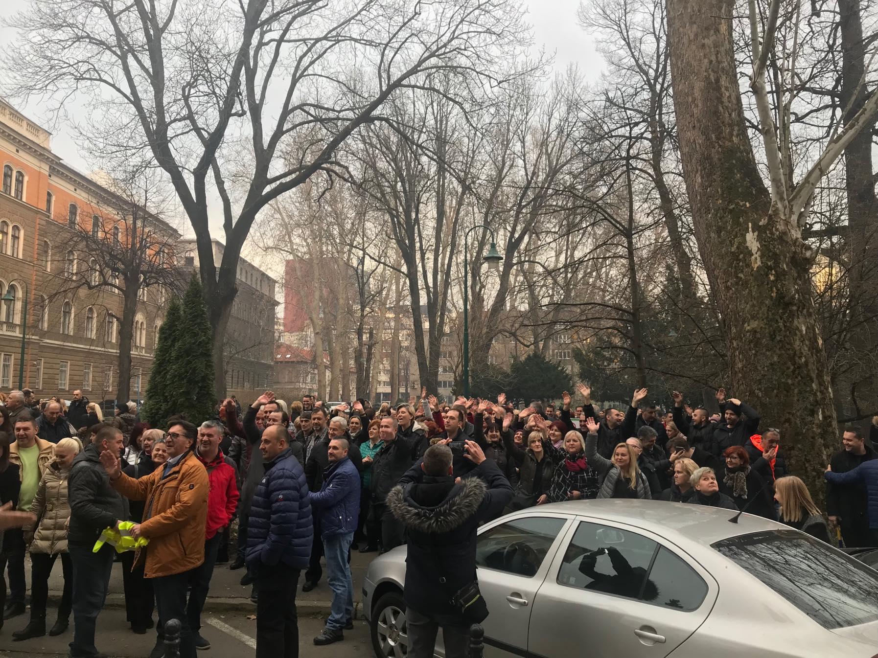 Zdravstveni radnici ironičnim mahanjem pozdravili odlazeću vladu