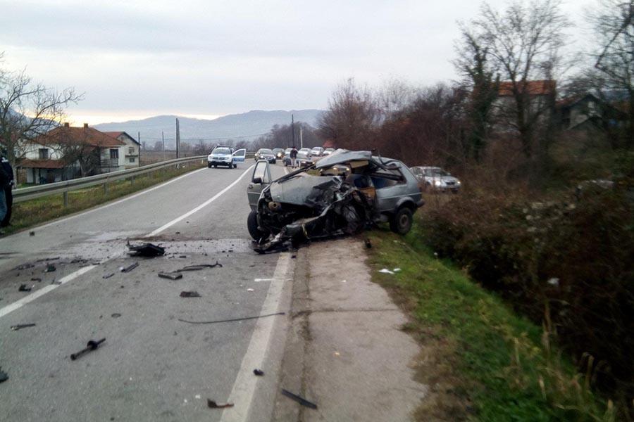 Vozač Golfa poginuo u sudaru s kamionom, saobraćaj otežan