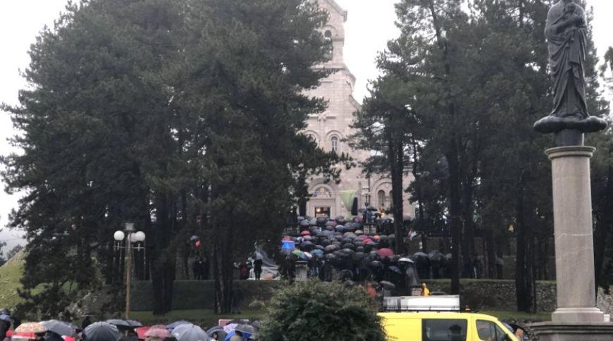 Autobusi iz BiH vraćeni s graničnog prijelaza: Skup vjernika SPC-a u Nikšiću protekao bez incidenata