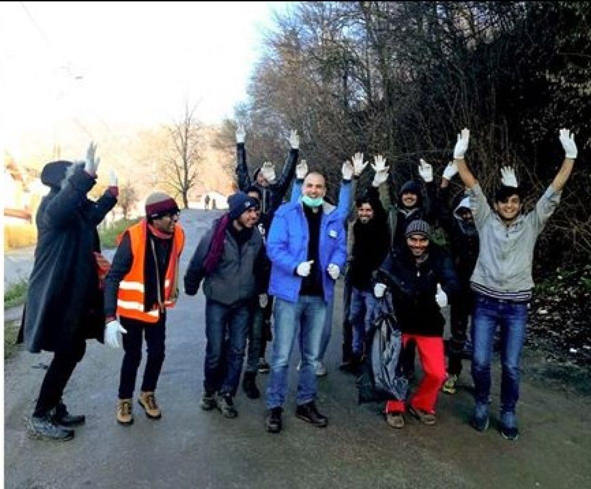 Migranti čistili Hadžiće - Avaz