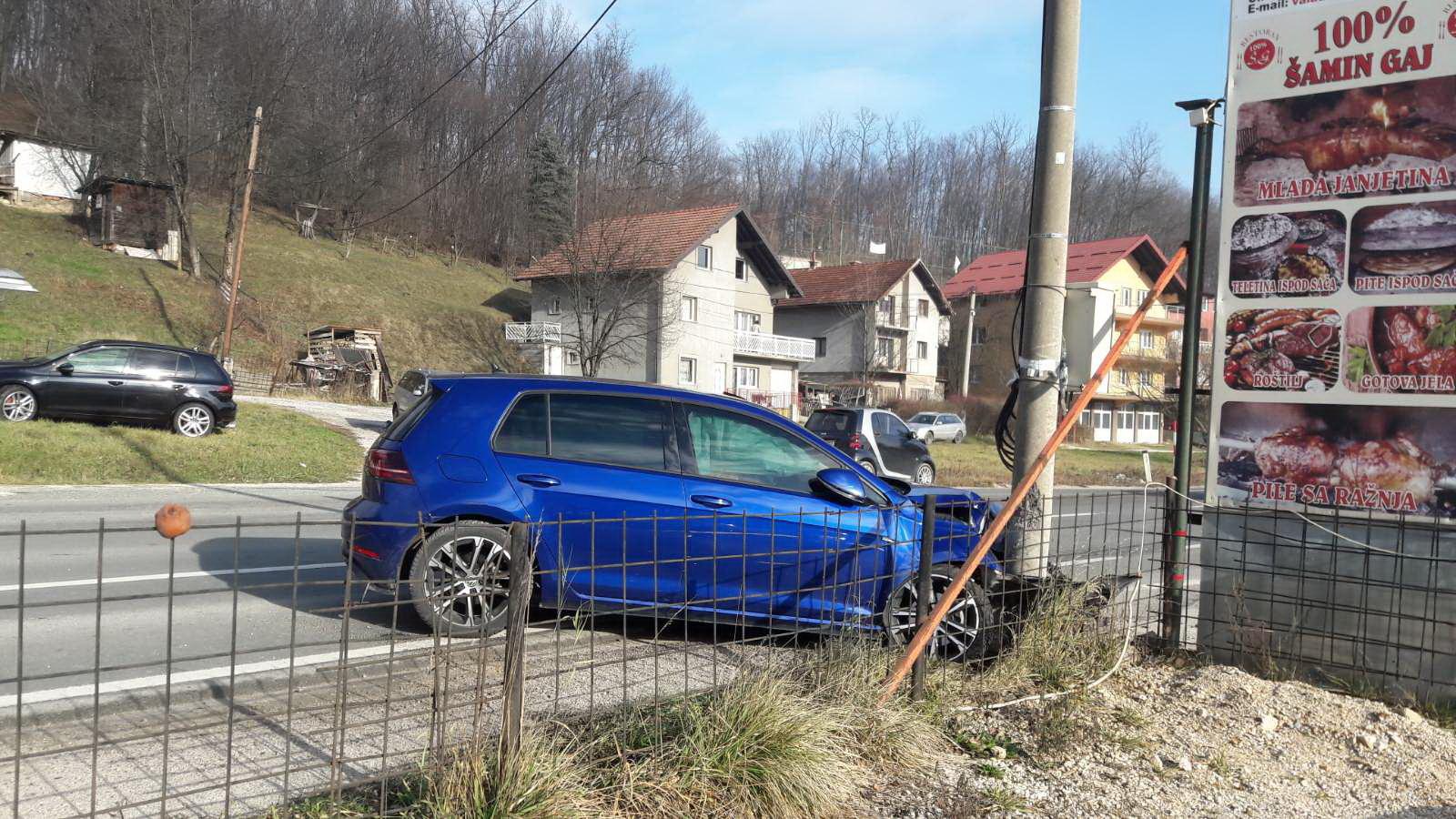 Pogledajte udes u Sarajevu: Vozač Golfa udario u stub rasvjete