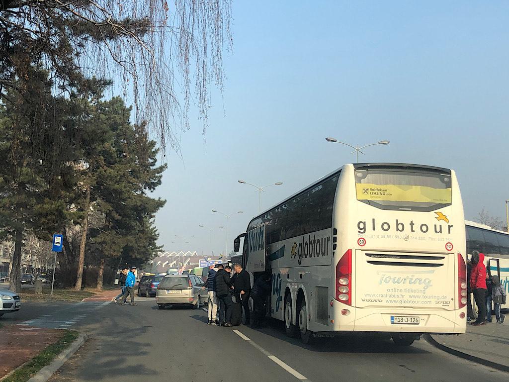 Haos u Zenici: Putnici s koferima trče po ulici, vozači putnike primaju gdje stignu