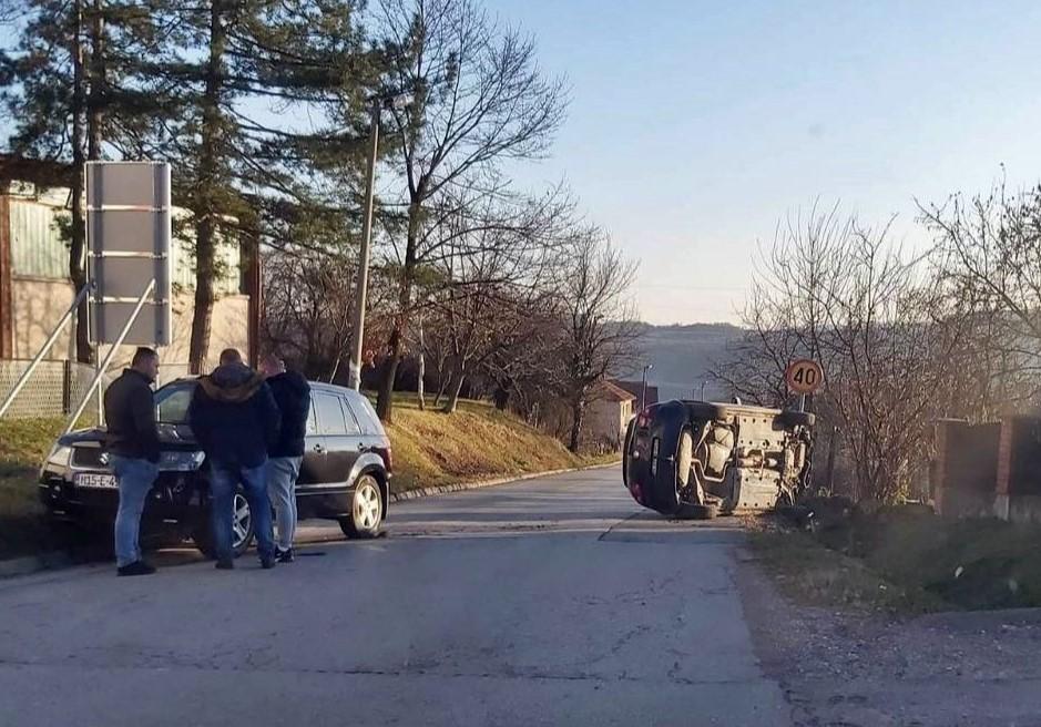 Golf završio na krovu nakon sudara sa džipom