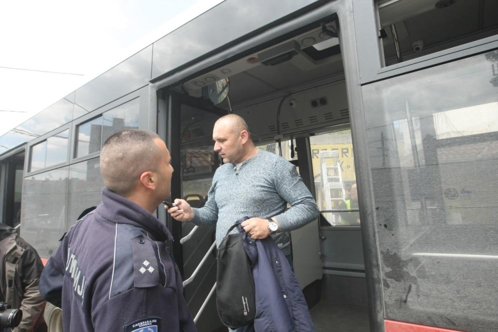 Bizaran napad kod Gračanice: Pretukli vozača školskog autobusa jer nije htio piti s njima