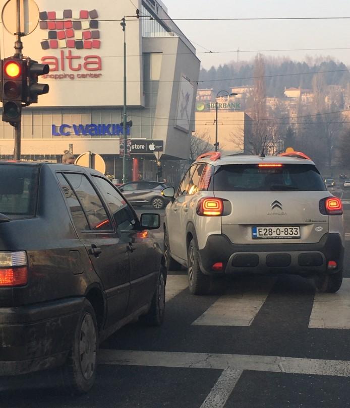 Udes na Marindvoru: Pričinjena manja materijalna šteta na vozilima