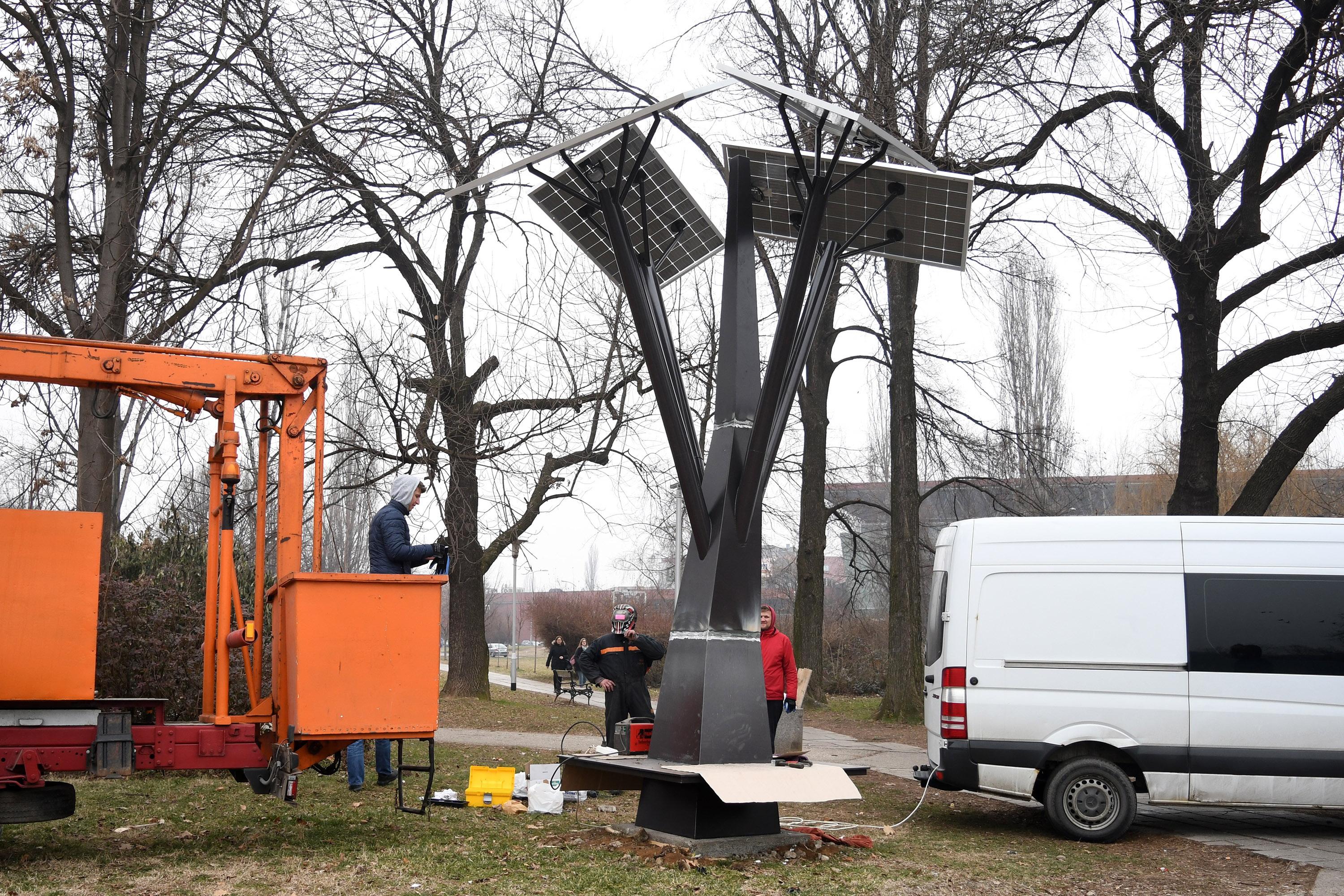 Postavljeno prvo solarno stablo na Kamberovića polju