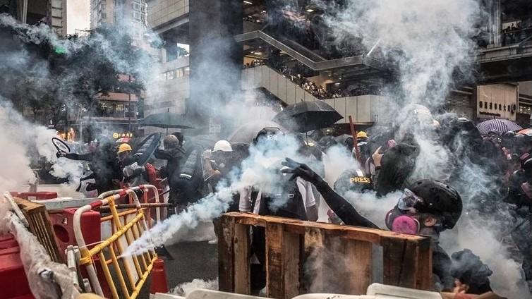 Policija u Hong Kongu suzavcima rastjeruje demonstrante