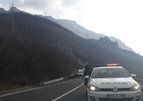 Vozilo se zakucalo u bankinu: Jedna osoba povrijeđena