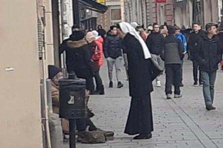 Gest časne sestre koja je pokazala humanost prema beskućniku - Avaz