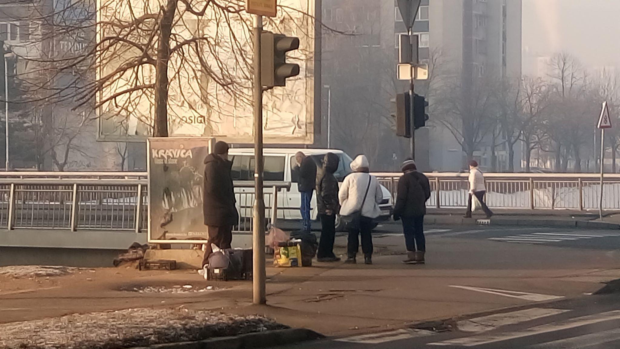 U naselju Otoka: Građani zarađuju prodajući robu - Avaz