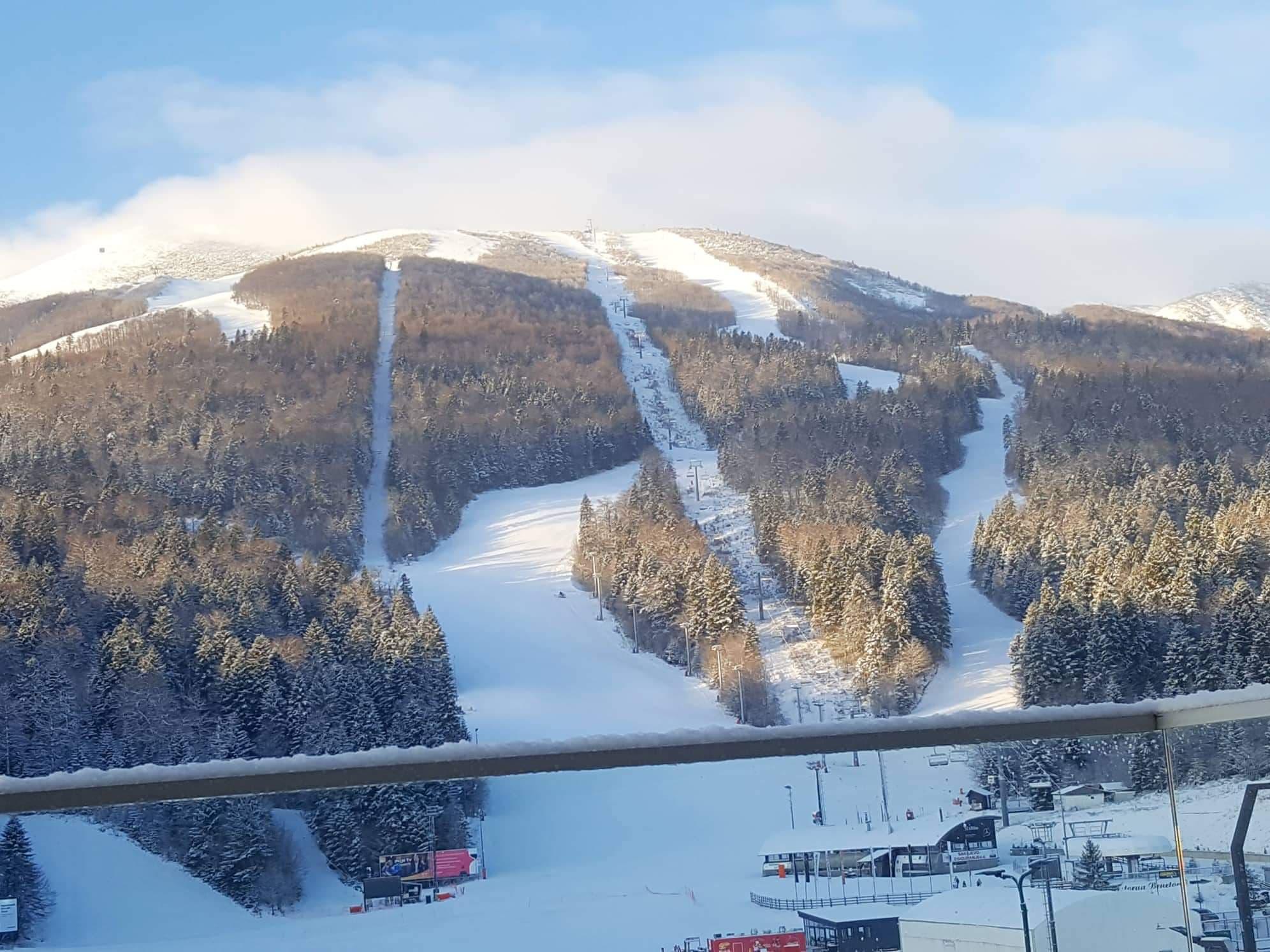 Hladno i sunčano jutro na Bjelašnici: Novi snijeg, nema posjetilaca