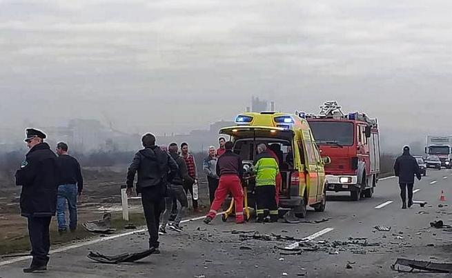 Težak udes kod Lukavca: Pretjecao kolonu pa se sudario s kamionom