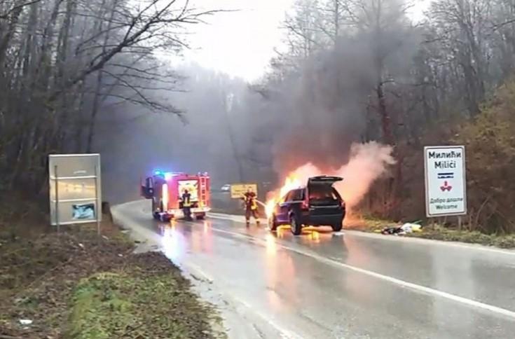 Požar u Vlasenici: Volvo se zapalio u vožnji