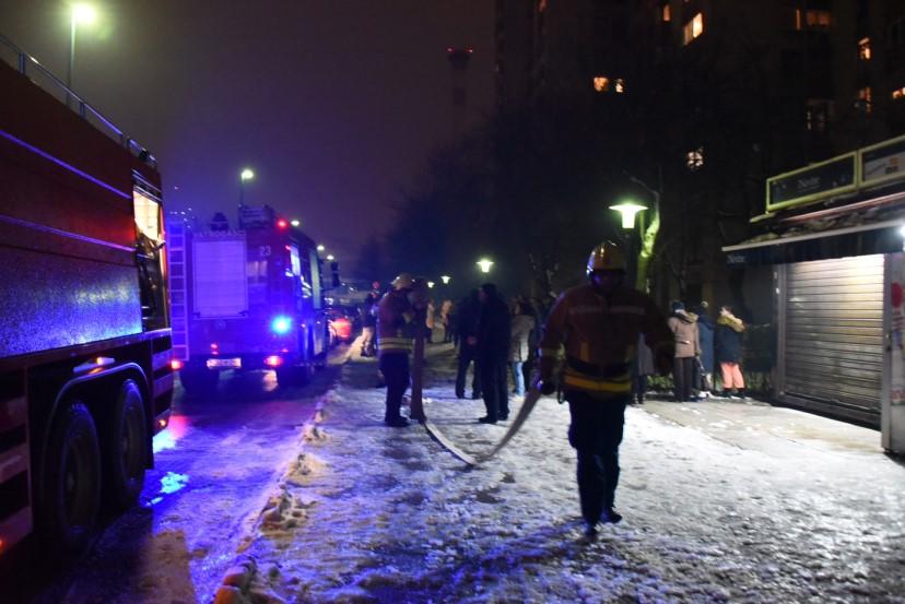 Detalji požara na Alipašinom Polju: Planuo kauč, stanari i komšije probali ugasiti vatru pa pozvali vatrogasce