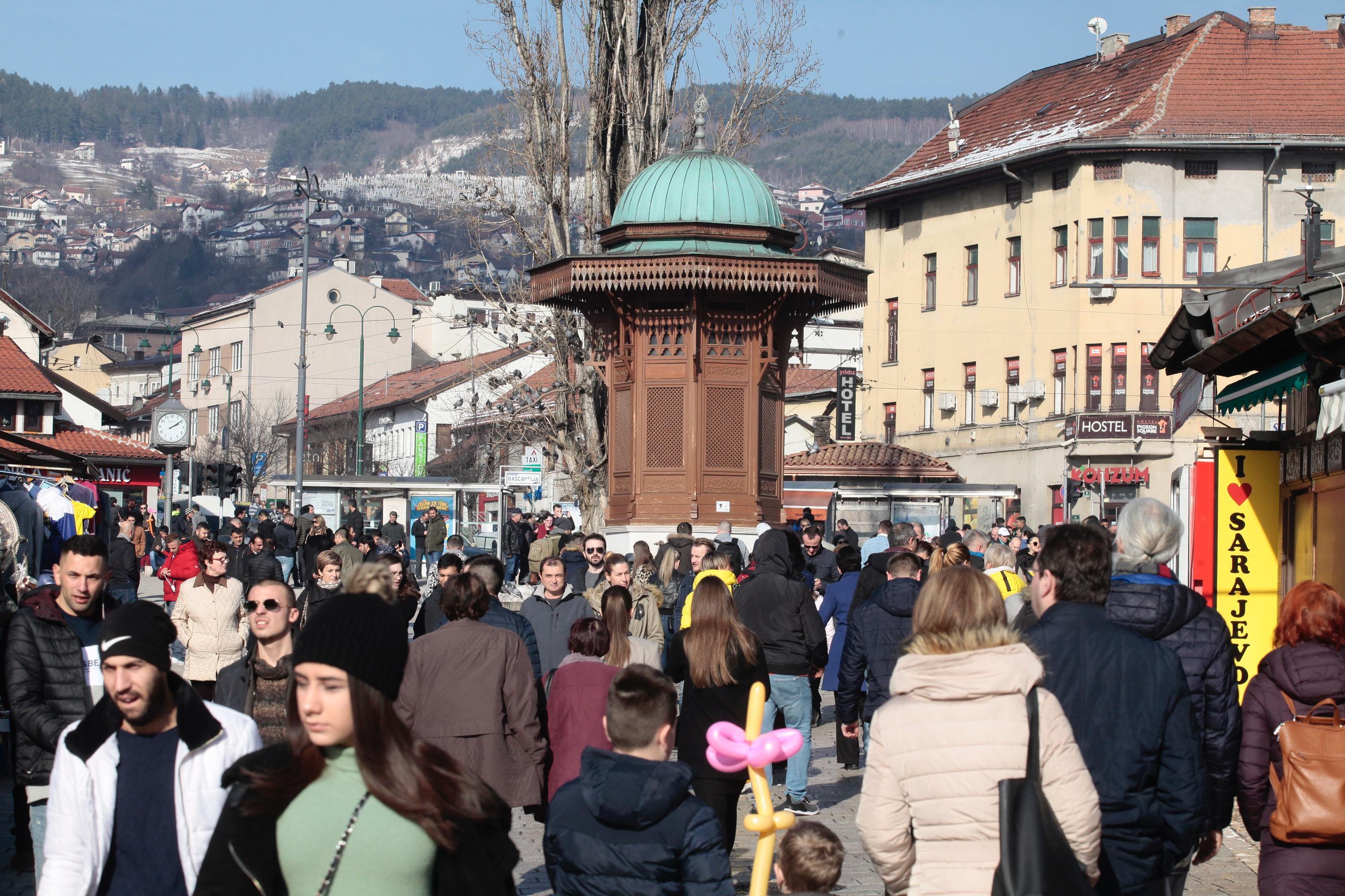 Sunčan dan izmamio Sarajlije i turiste u šetnju - Avaz