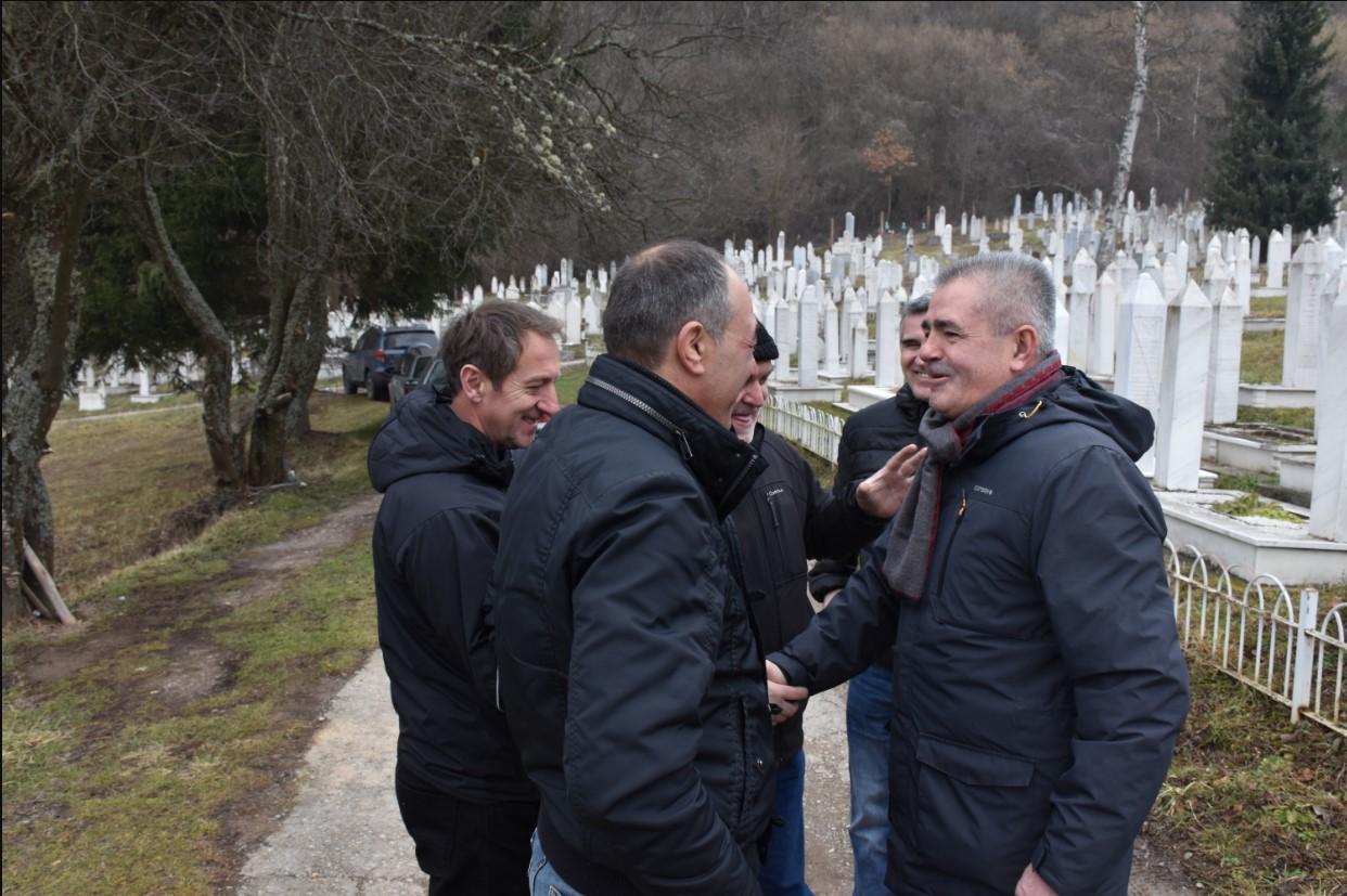 Sejdić na šehidskom mezarju Kolijevke - Avaz