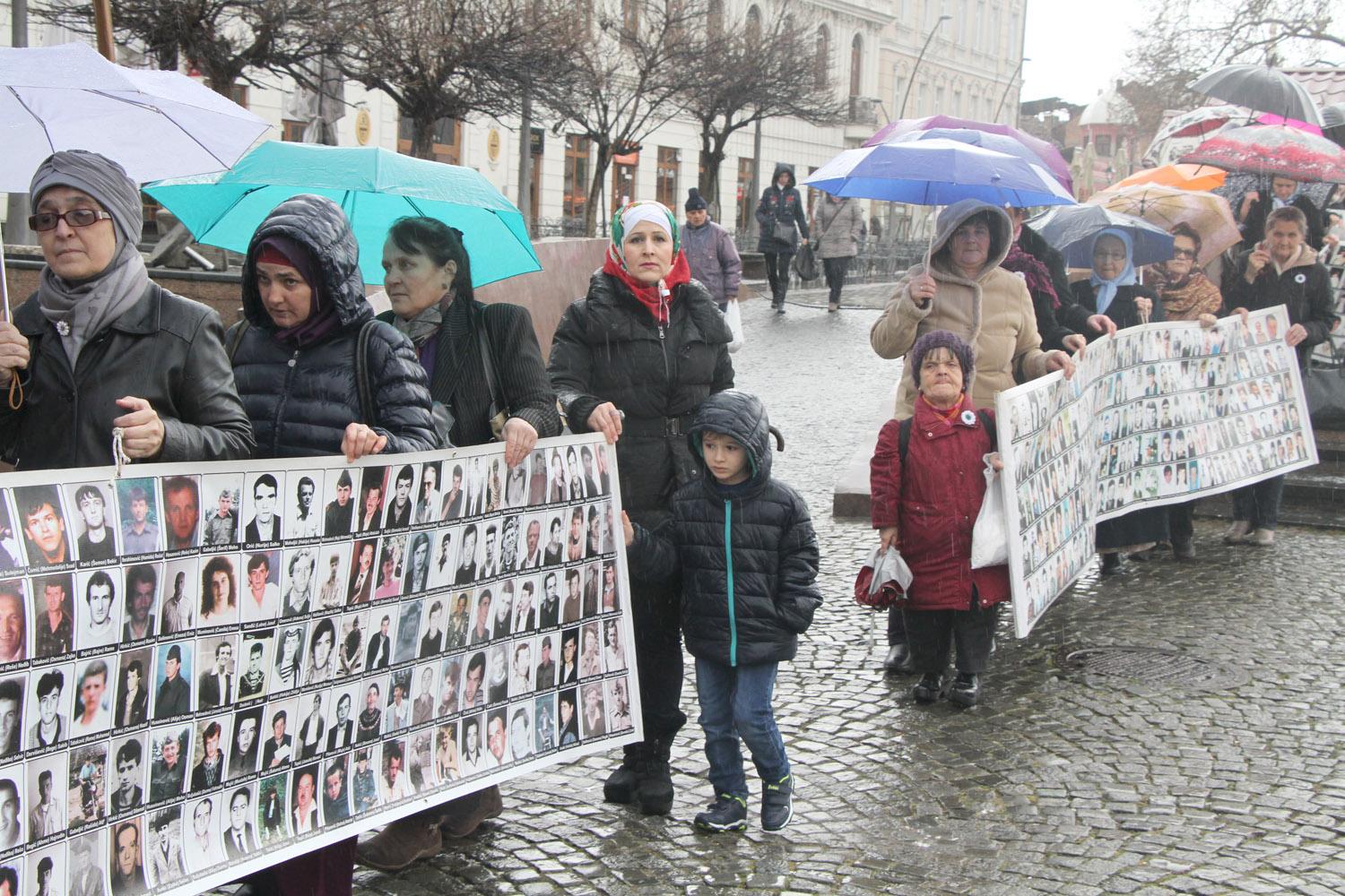 Mirni mimohod žena Srebrenice u Tuzli - Avaz