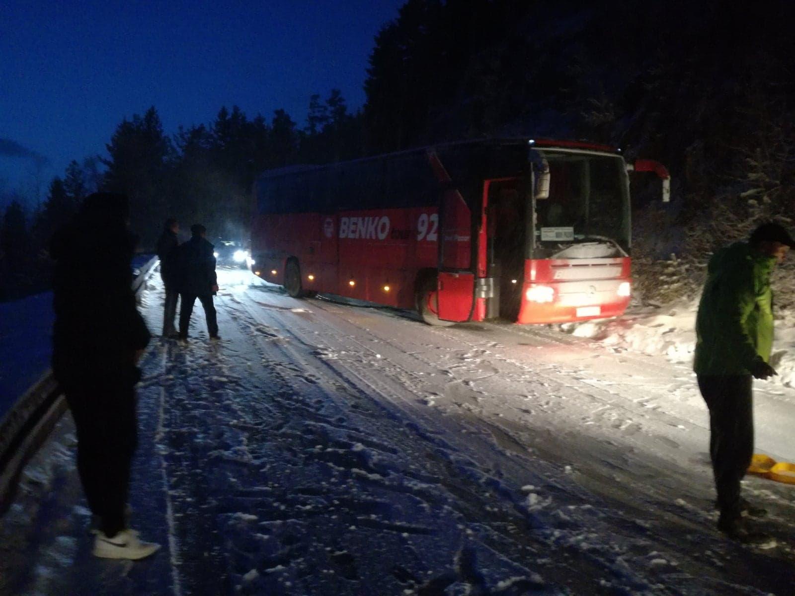 Autobus blokirao saobraćaj - Avaz