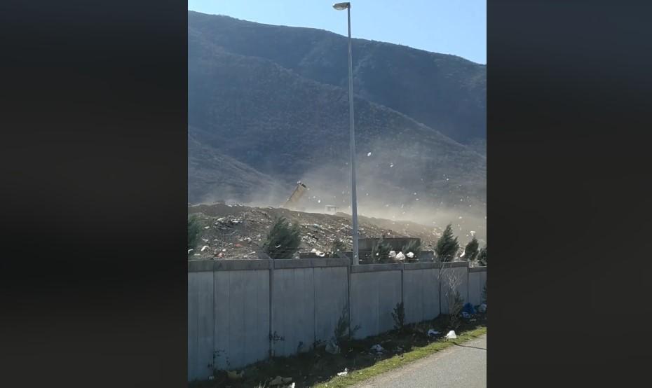 Vjetar puše, smeće leti iznad zidina deponije - Avaz