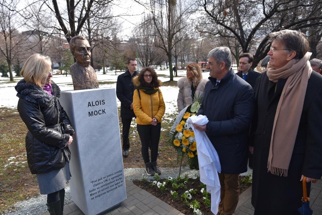 Biste otkrivene u parku Kemal Monteno - Avaz