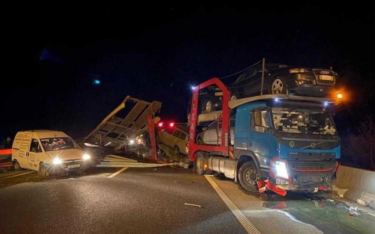 Pijanom vozaču kamiona iz BiH na autoputu u Hrvatskoj ispali automobili koje je prevozio