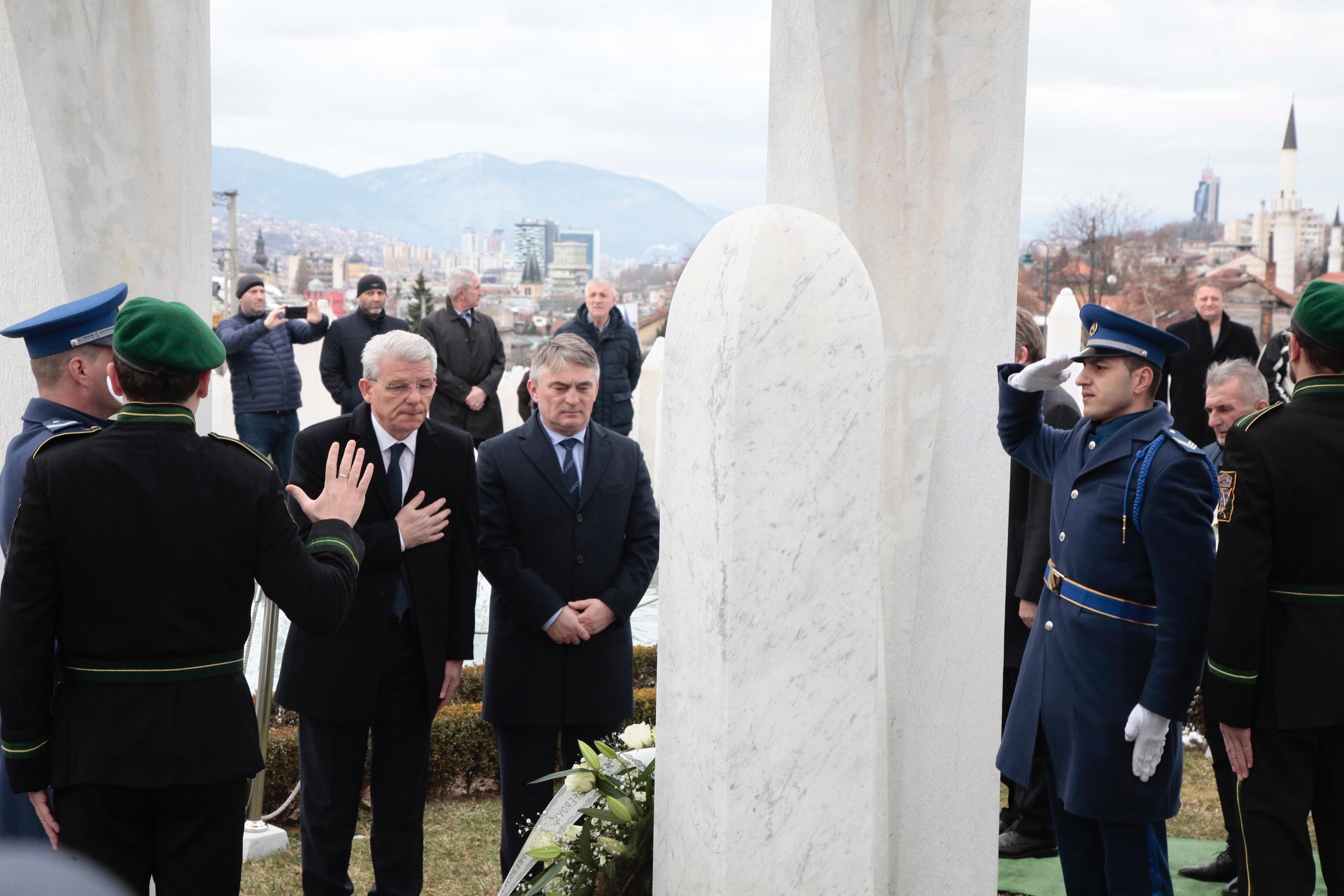 Zvaničnici odali počast na Kovačima, Vječnoj vatri i Vracama