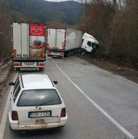 Nesreća kod Olova: Kamion izletio sa puta