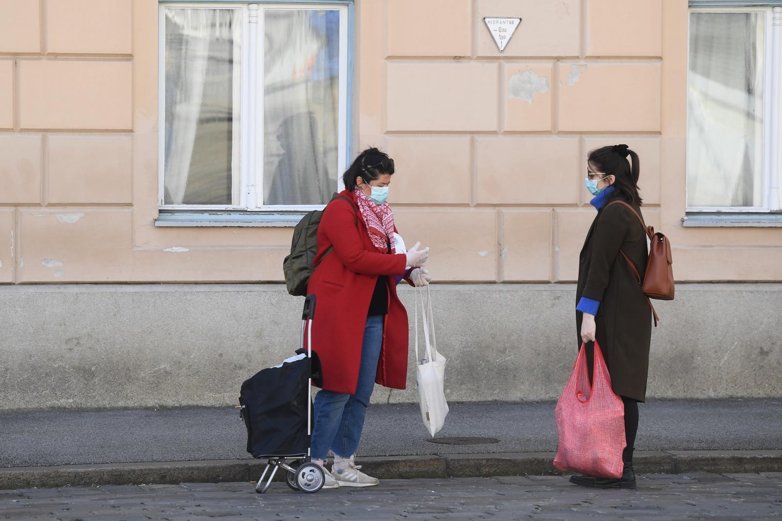 Ljudi s maskama i rukavicama na zagrebačkim ulicama - Avaz