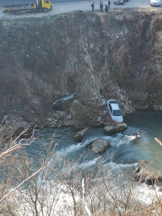 Dva automobila zbog sudara završila u koritu Vrbasa