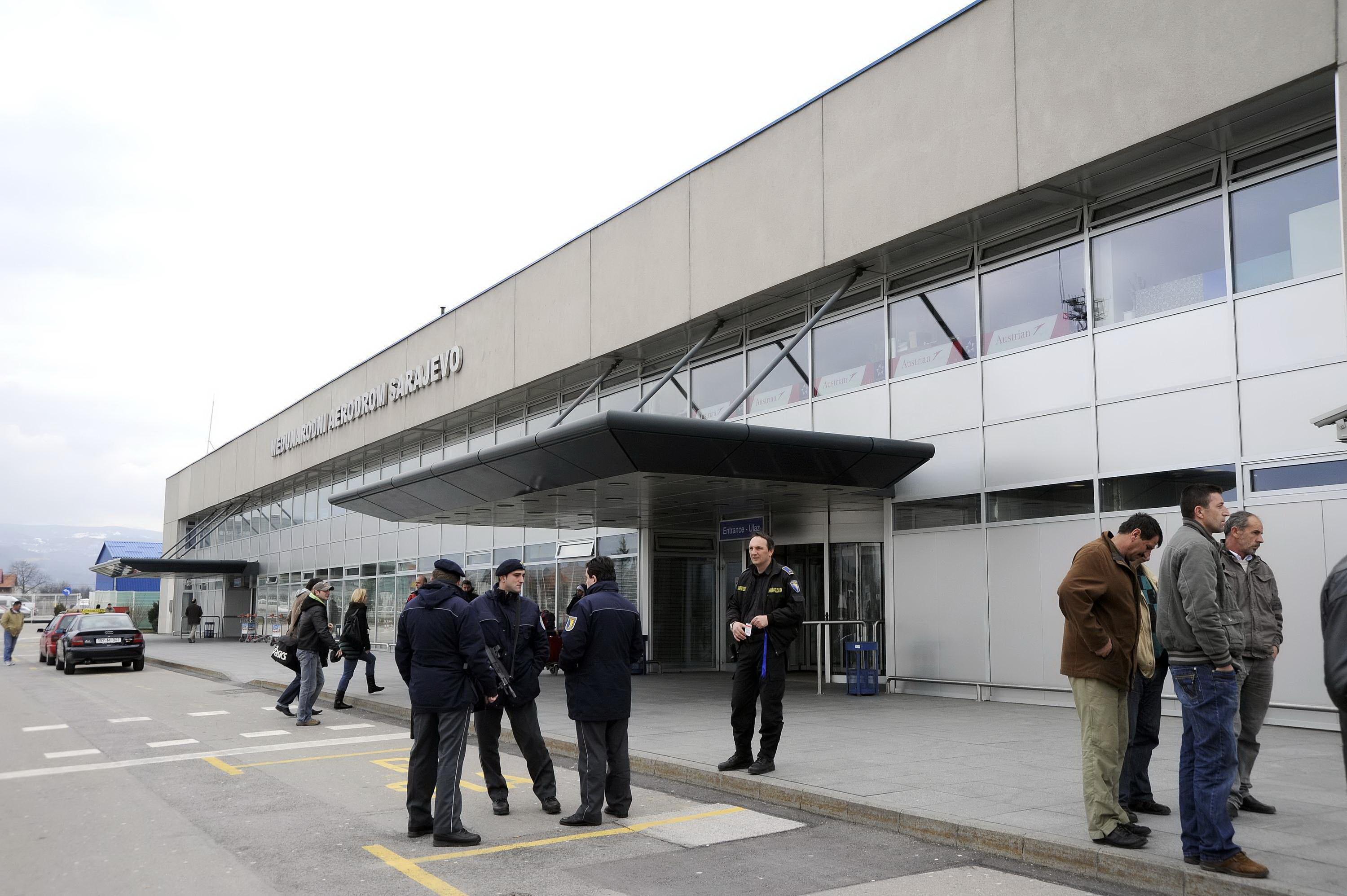 Srbijanski državljani koji su sletjeli u Sarajevo iz Dohe, pod policijskom pratnjom upućeni ka granici