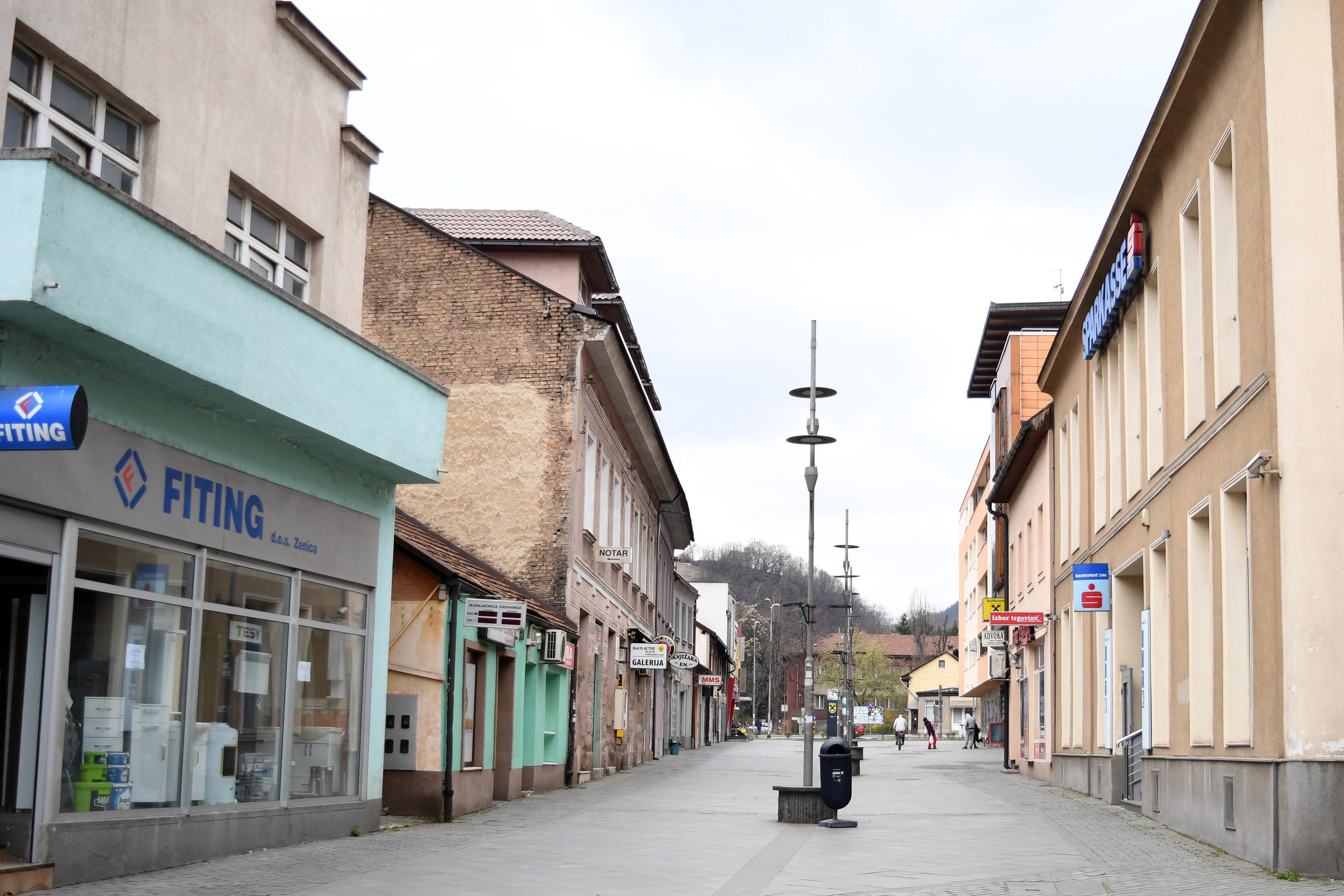 Puste ulice u Zenici: Malobrojni prolaznici, kratki redovi pred trgovinama