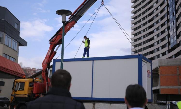 Ispred Zavoda za hitnu medicinsku pomoć KS postavljen kontejner za trijažu