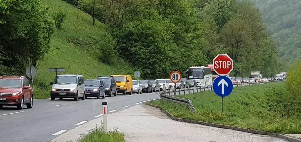 Zapaljeno teretno vozilo obustavilo saobraćaj kroz tunel Vranduk